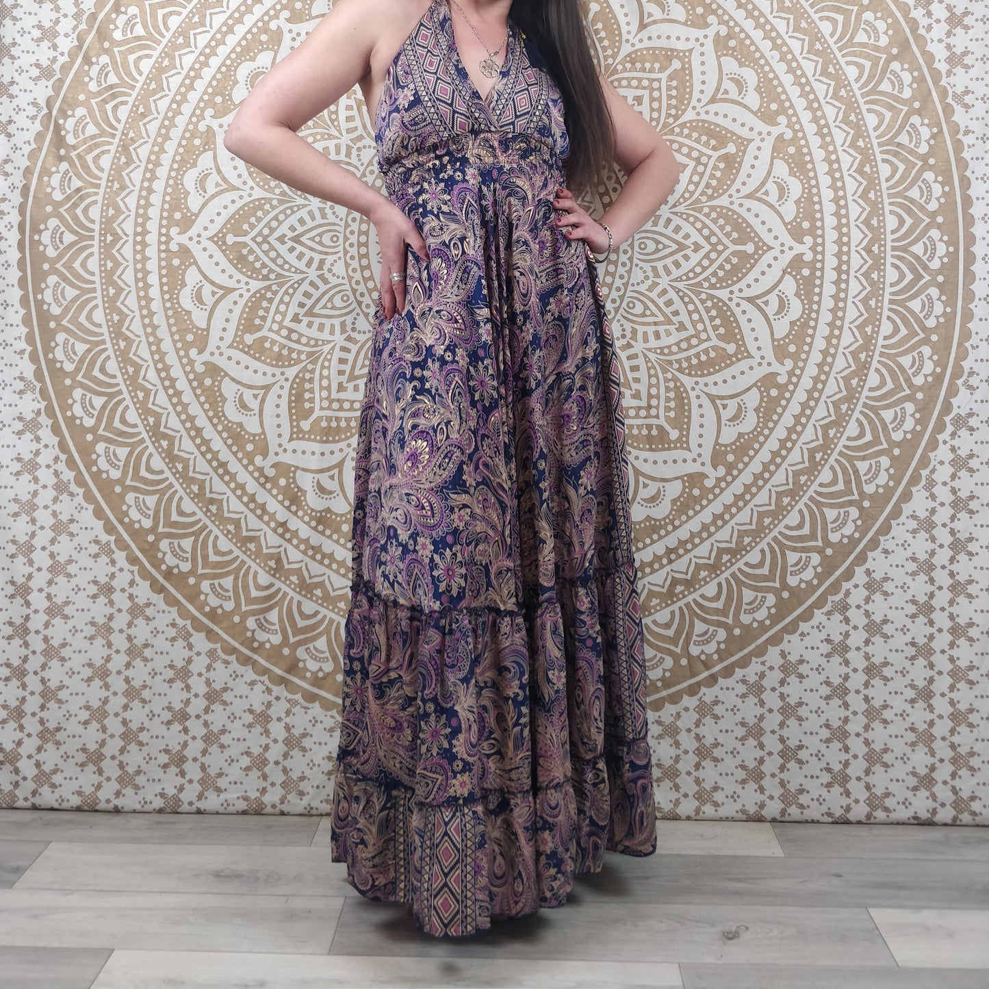 Robe longue Kudra en soie indienne. Maxi robe bohème. Imprimé fleuri paisley violet avec insertions or.