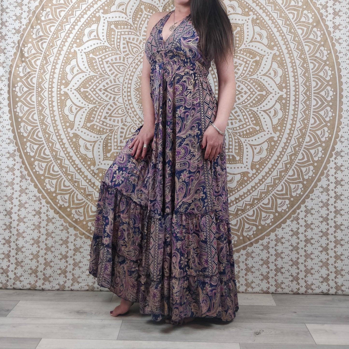 Robe longue Kudra en soie indienne. Maxi robe bohème. Imprimé fleuri paisley violet avec insertions or.