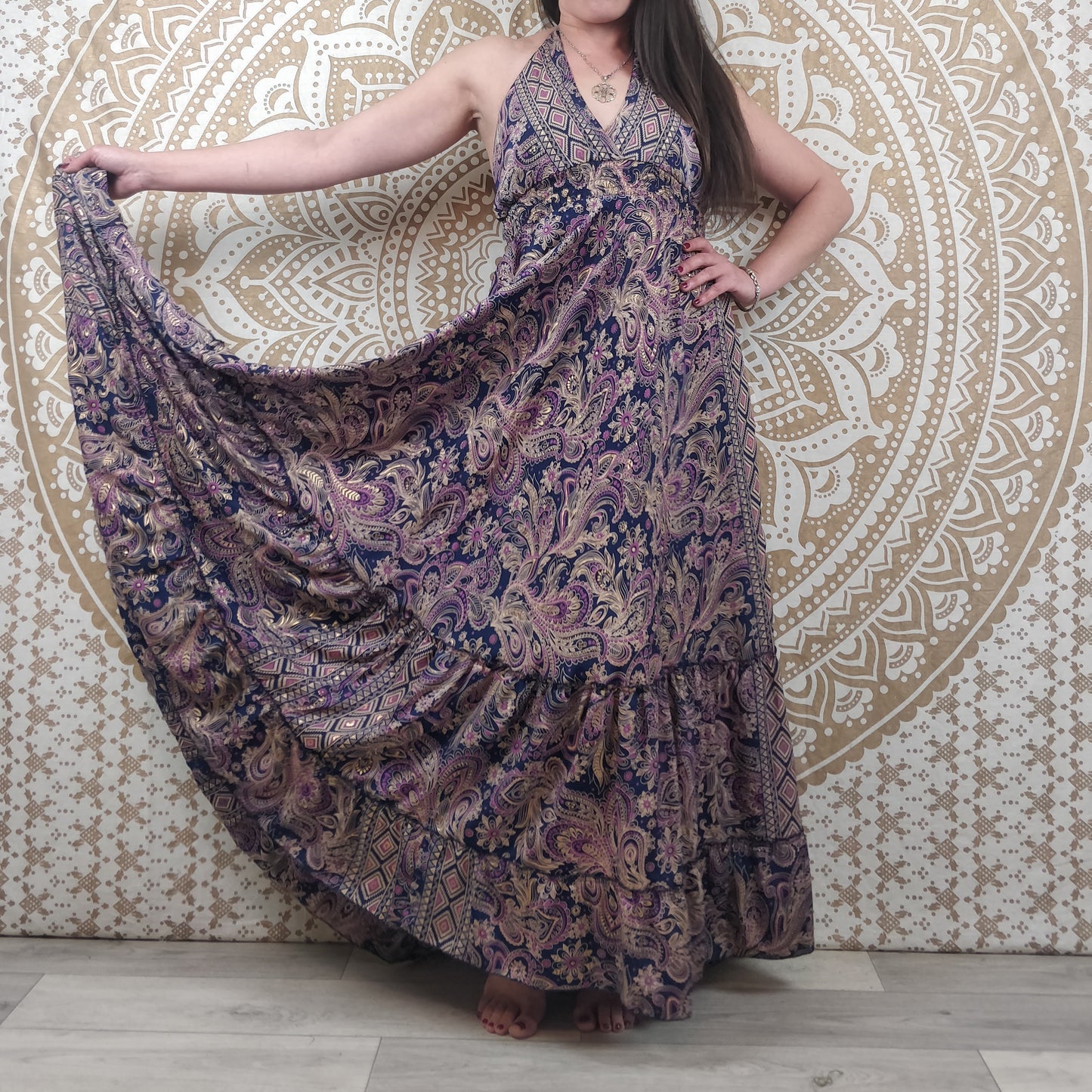 Robe longue Kudra en soie indienne. Maxi robe bohème. Imprimé fleuri paisley violet avec insertions or.