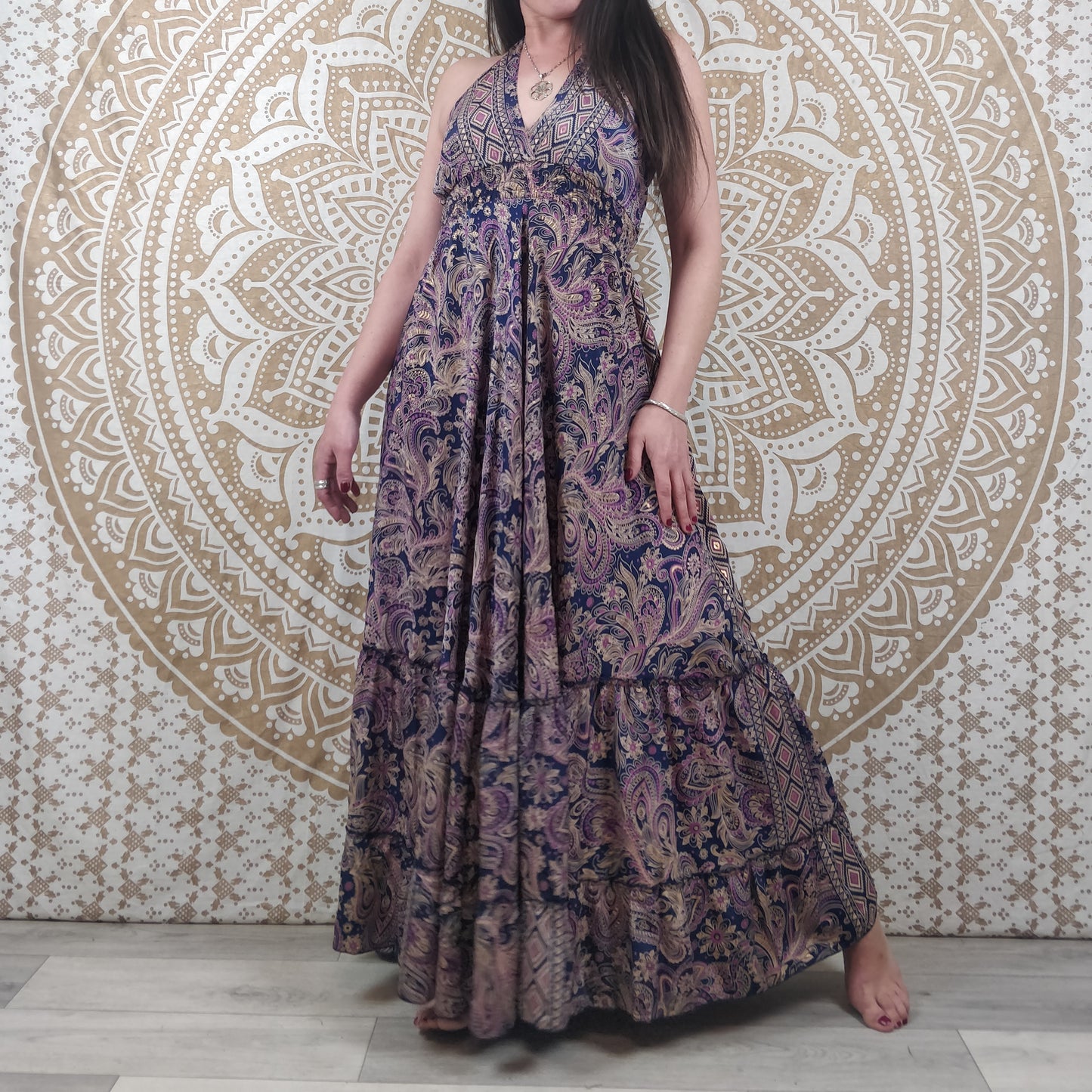 Robe longue Kudra en soie indienne. Maxi robe bohème. Imprimé fleuri paisley violet avec insertions or.