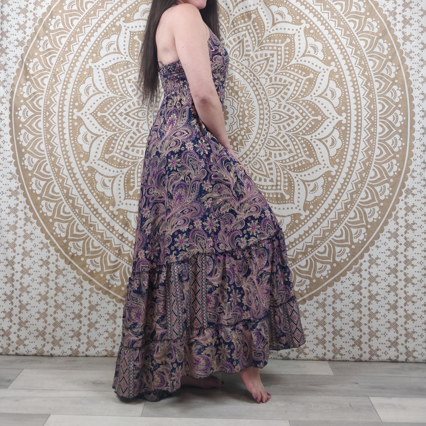 Robe longue Kudra en soie indienne. Maxi robe bohème. Imprimé fleuri paisley violet avec insertions or.