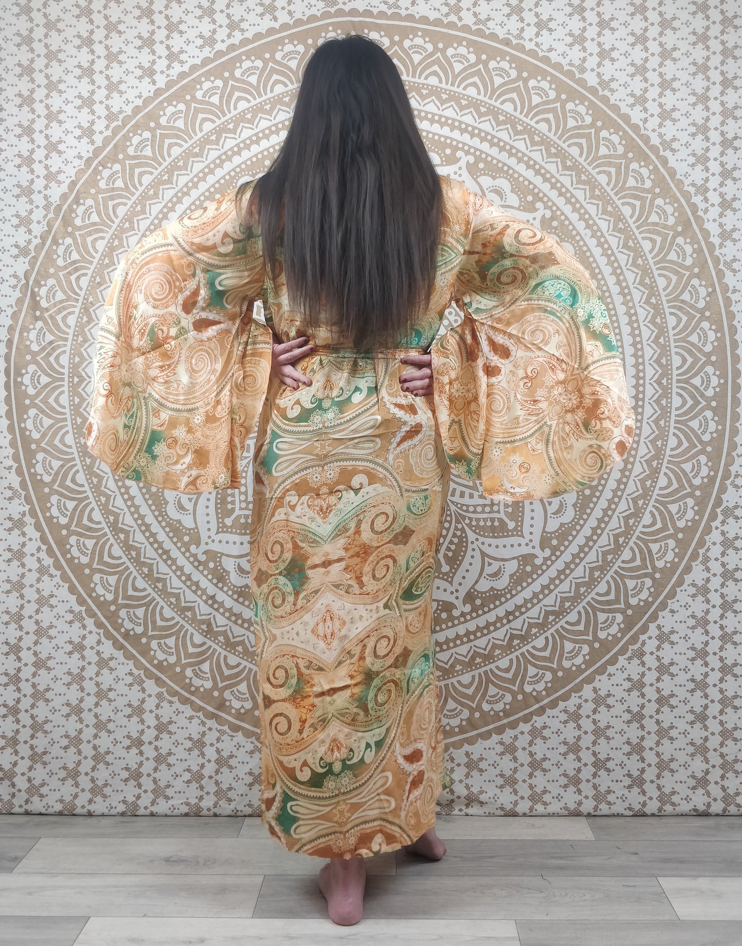 Kimono long femme Joda en soie indienne. Kimono style japonnais manches longues. Imprimé fleuri orange et vert.