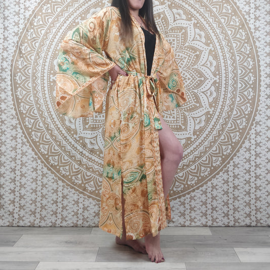 Kimono long femme Joda en soie indienne. Kimono style japonnais manches longues. Imprimé fleuri orange et vert.