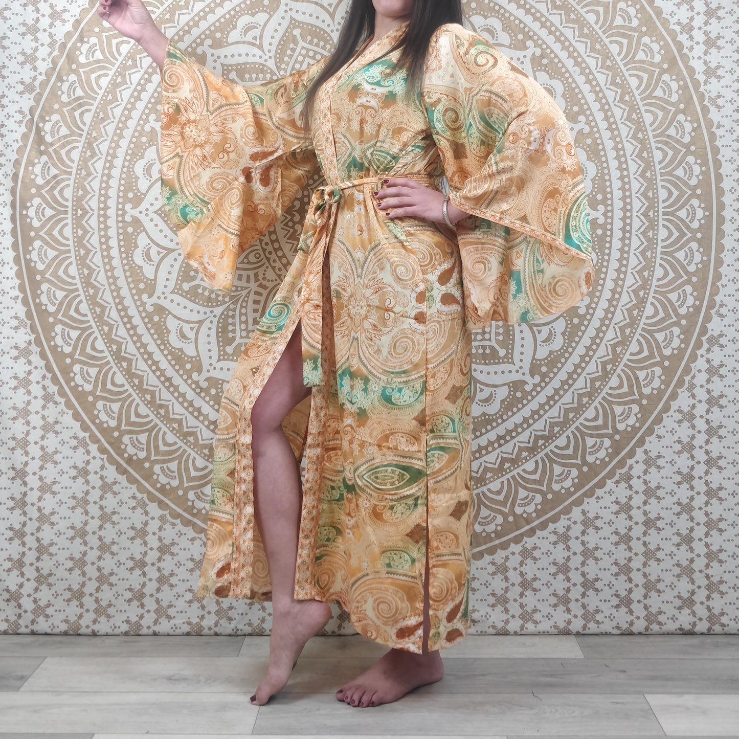 Kimono long femme Joda en soie indienne. Kimono style japonnais manches longues. Imprimé fleuri orange et vert.