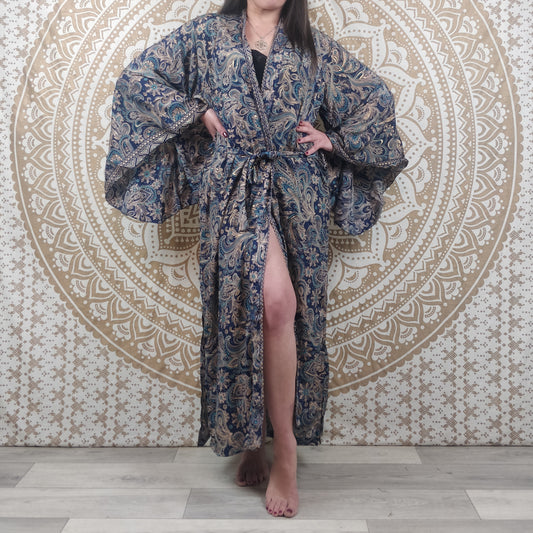 Kimono long femme Joda en soie indienne. Kimono style japonnais manches longues. Imprimé paisley bleu avec insertions or.