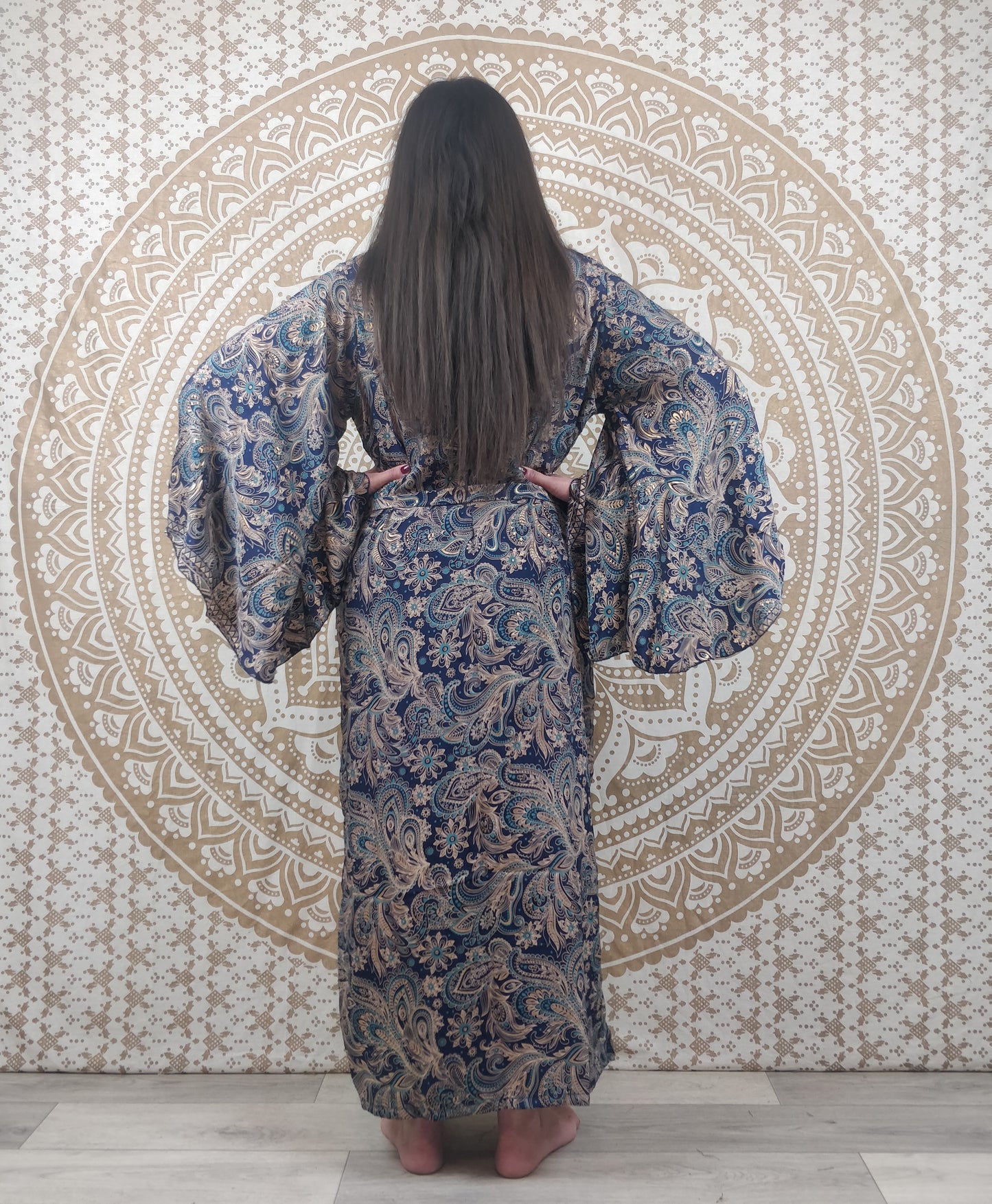 Kimono long femme Joda en soie indienne. Kimono style japonnais manches longues. Imprimé paisley bleu avec insertions or.