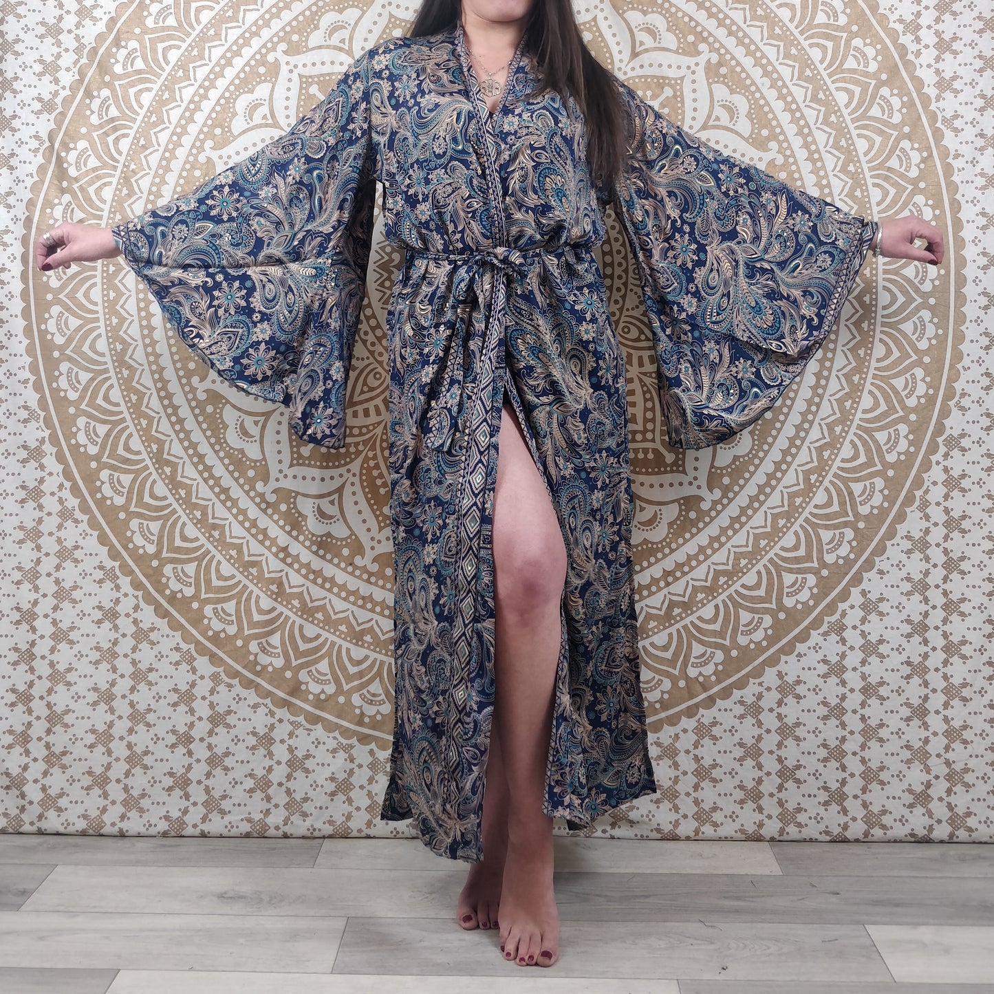 Kimono long femme Joda en soie indienne. Kimono style japonnais manches longues. Imprimé paisley bleu avec insertions or.