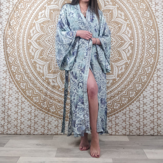 Kimono long femme Joda en soie indienne. Kimono style japonnais manches longues. Imprimé fleuri bleu et blanc avec insertions or.