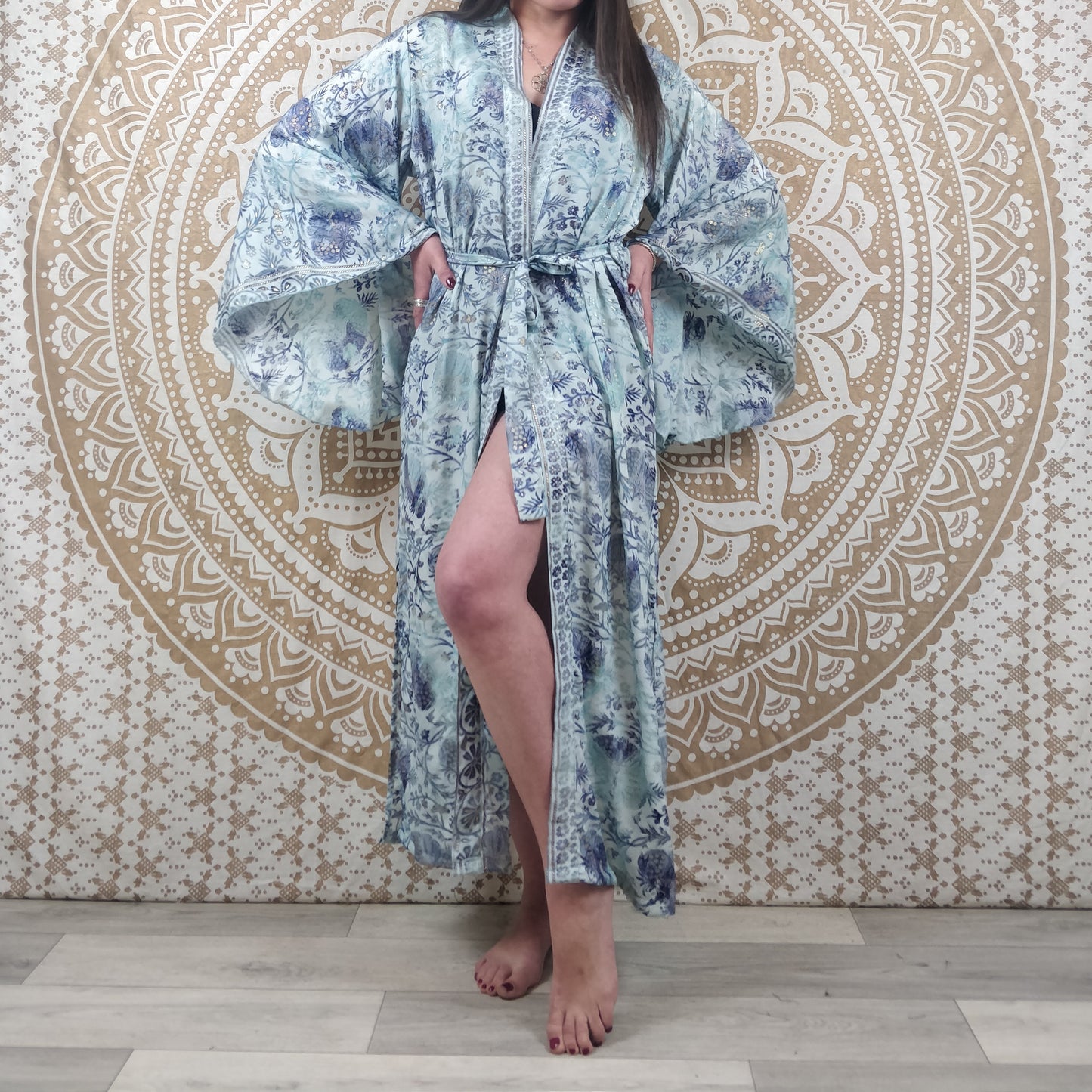 Kimono long femme Joda en soie indienne. Kimono style japonnais manches longues. Imprimé fleuri bleu et blanc avec insertions or.