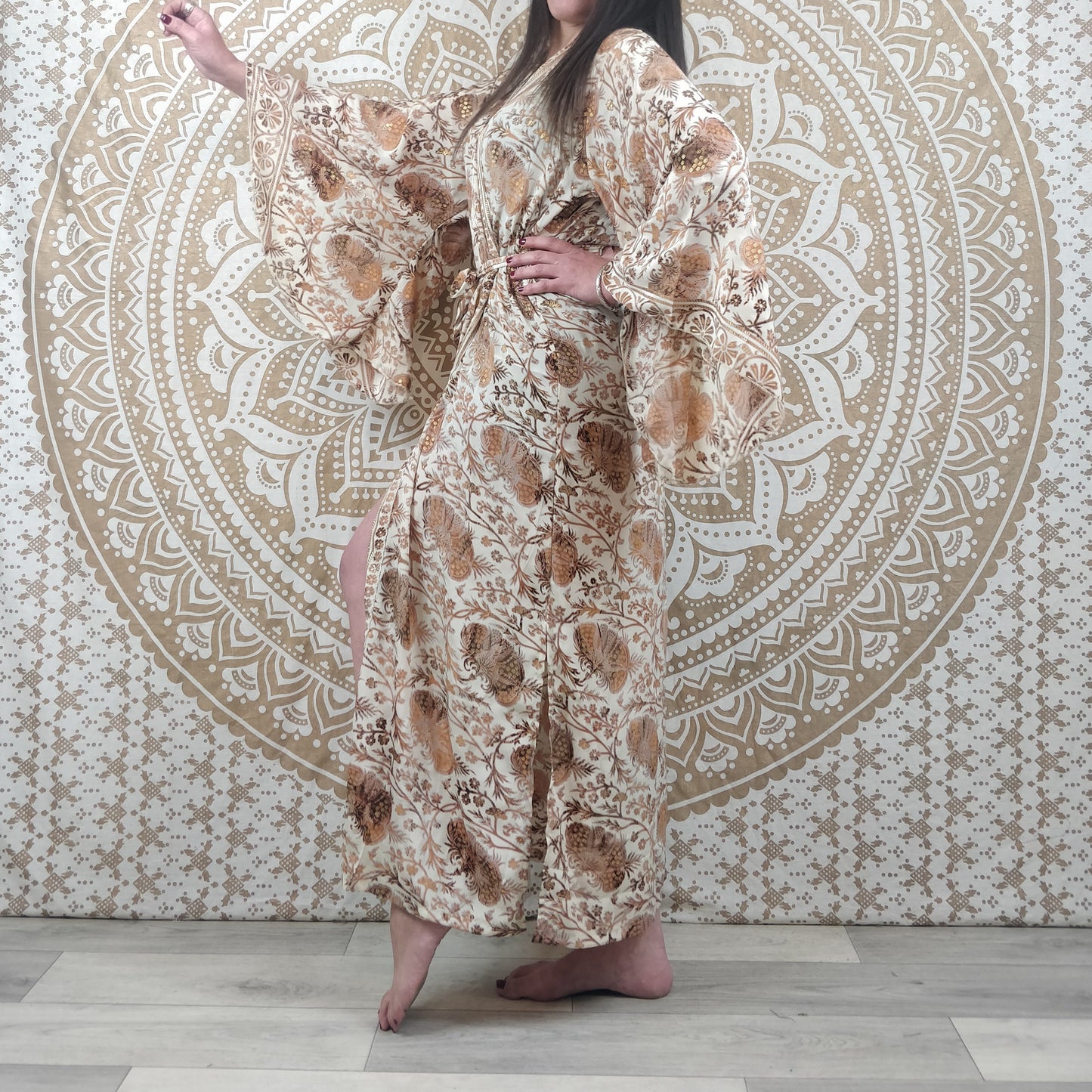 Kimono long femme Joda en soie indienne. Kimono style japonnais manches longues. Imprimé fleuri marron et blanc avec insertions or.