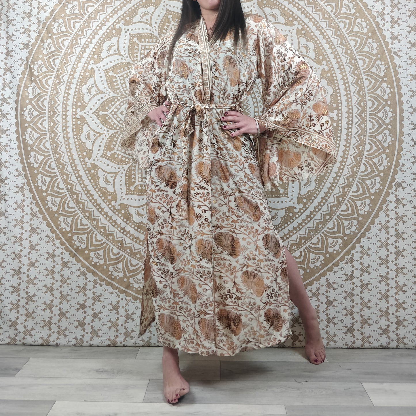 Kimono long femme Joda en soie indienne. Kimono style japonnais manches longues. Imprimé fleuri marron et blanc avec insertions or.