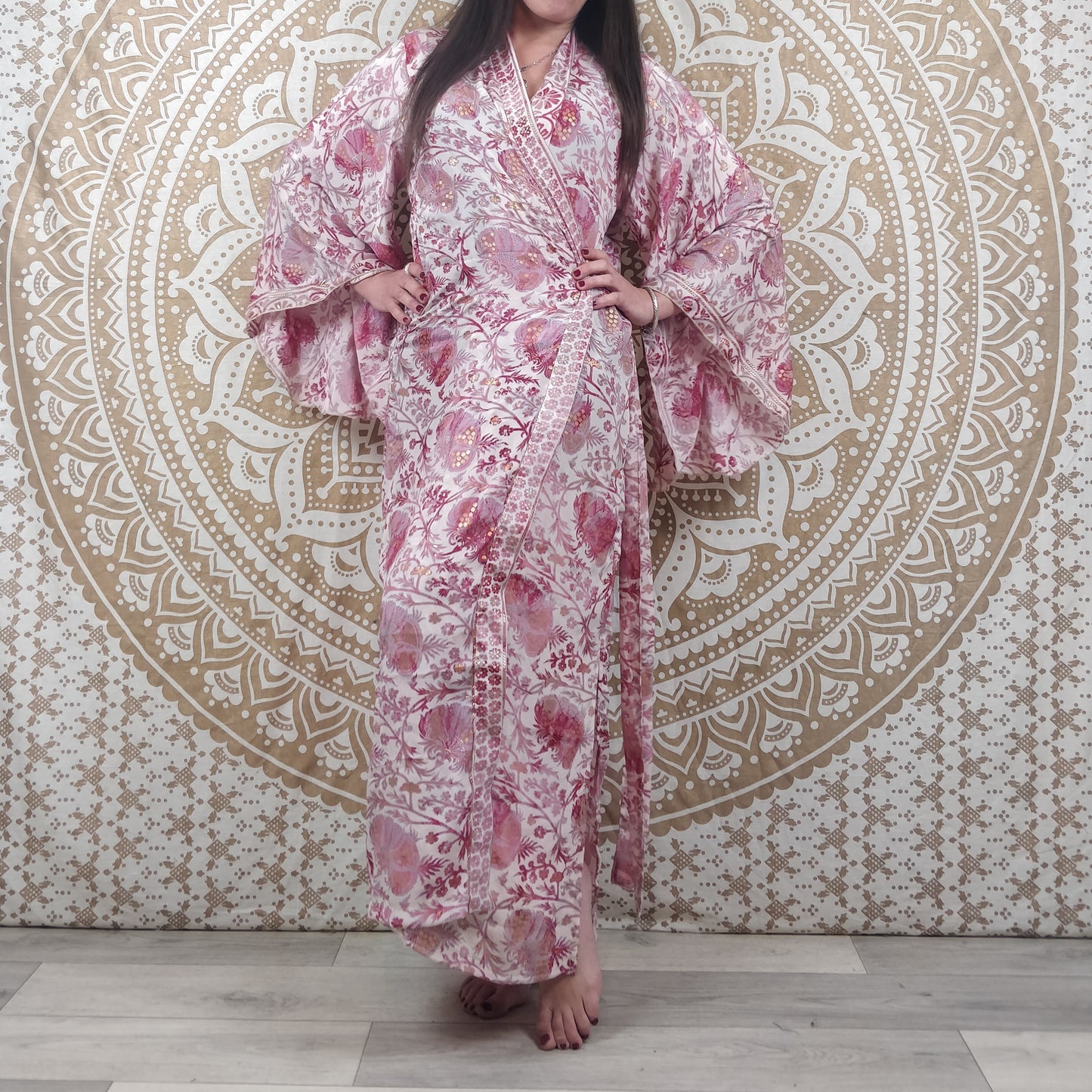 Kimono long femme Joda en soie indienne. Kimono style japonnais manches longues. Imprimé fleuri rose et blanc avec insertions or.