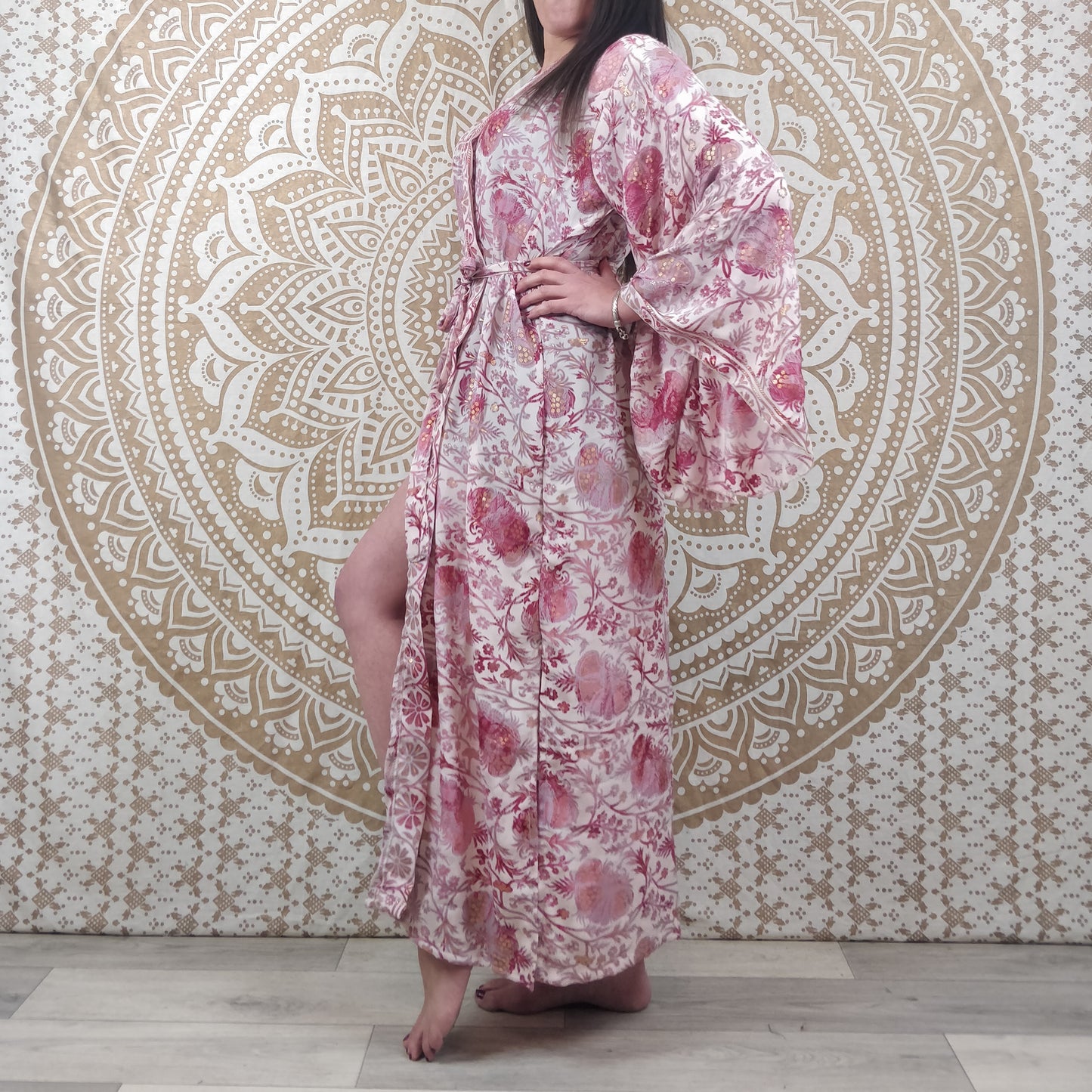 Kimono long femme Joda en soie indienne. Kimono style japonnais manches longues. Imprimé fleuri rose et blanc avec insertions or.