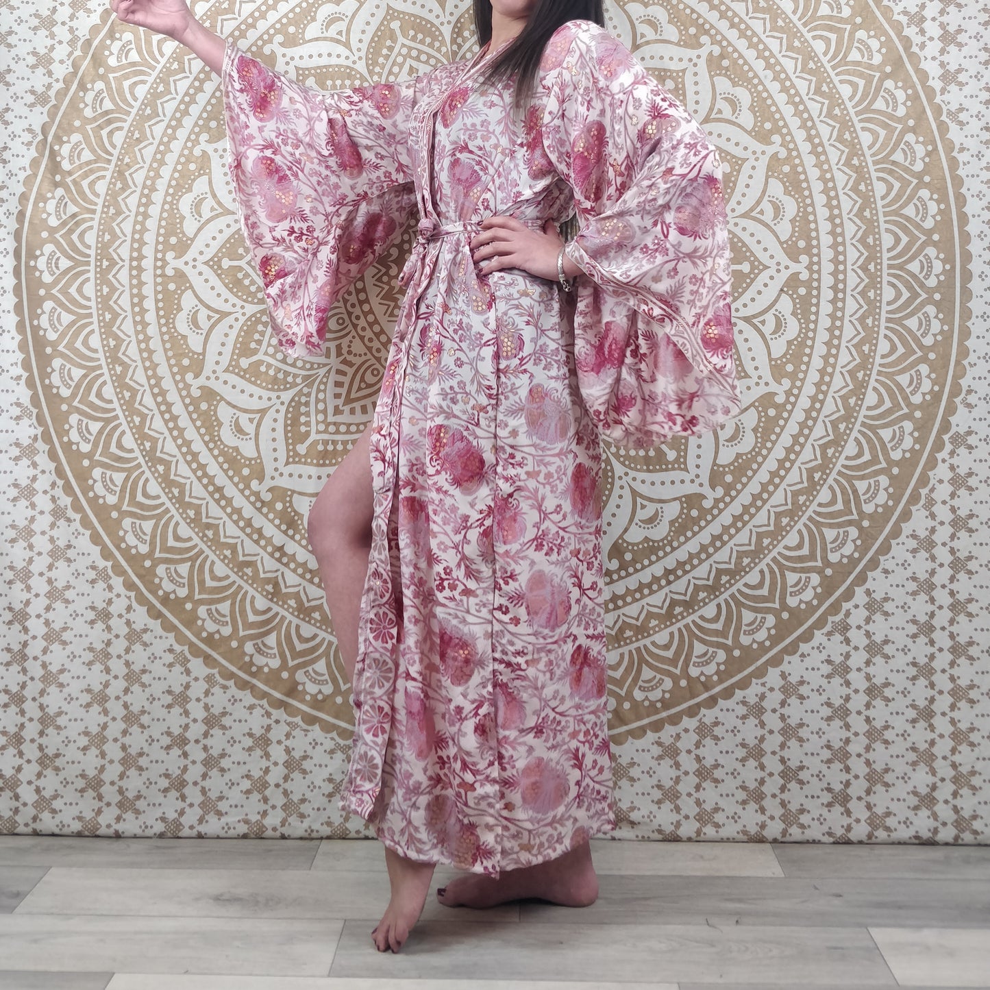 Kimono long femme Joda en soie indienne. Kimono style japonnais manches longues. Imprimé fleuri rose et blanc avec insertions or.