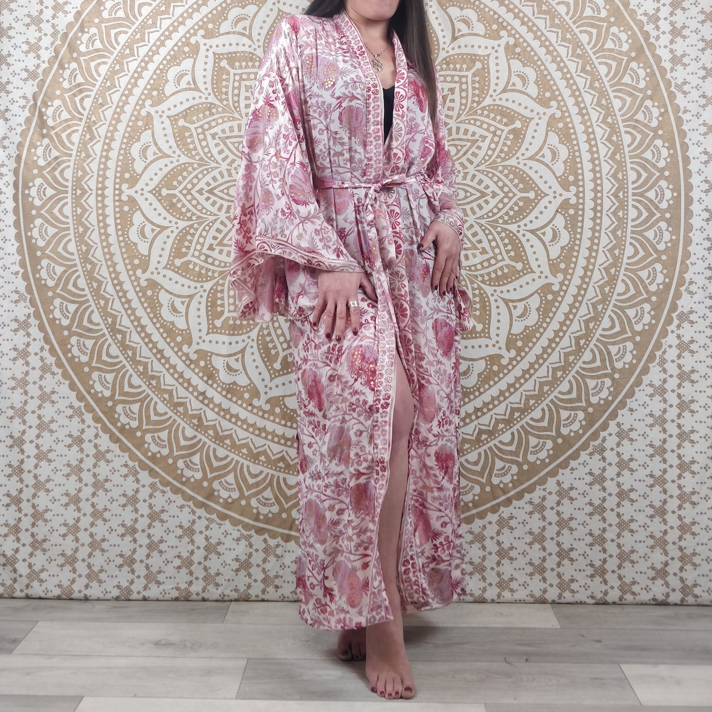 Kimono long femme Joda en soie indienne. Kimono style japonnais manches longues. Imprimé fleuri rose et blanc avec insertions or.