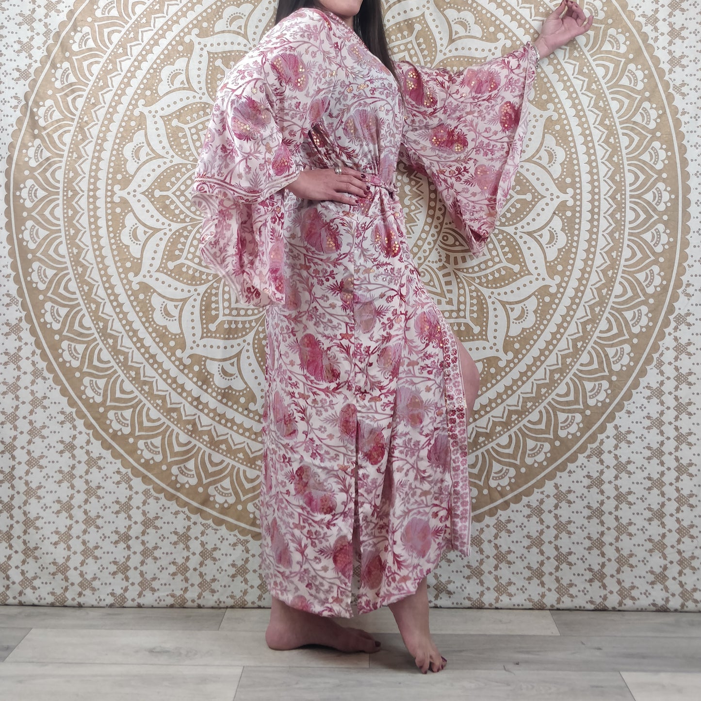 Kimono long femme Joda en soie indienne. Kimono style japonnais manches longues. Imprimé fleuri rose et blanc avec insertions or.