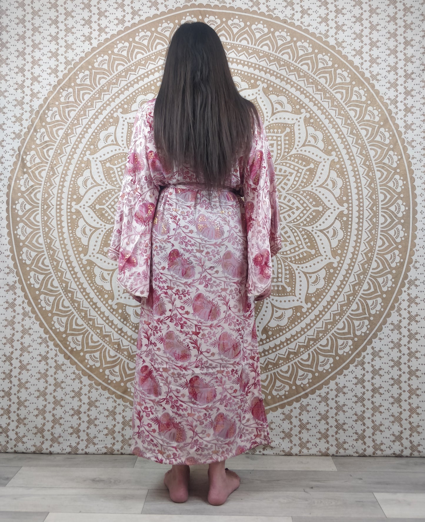 Kimono long femme Joda en soie indienne. Kimono style japonnais manches longues. Imprimé fleuri rose et blanc avec insertions or.