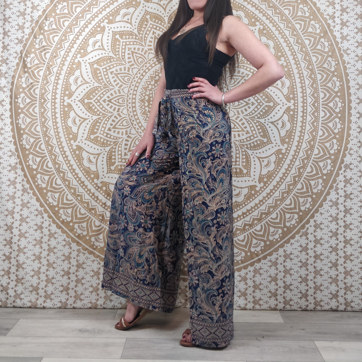 Pantalon thaï femme Moyana en soie indienne. Pantalon portefeuille bohème. Imprimé paisley bleu avec insections or.