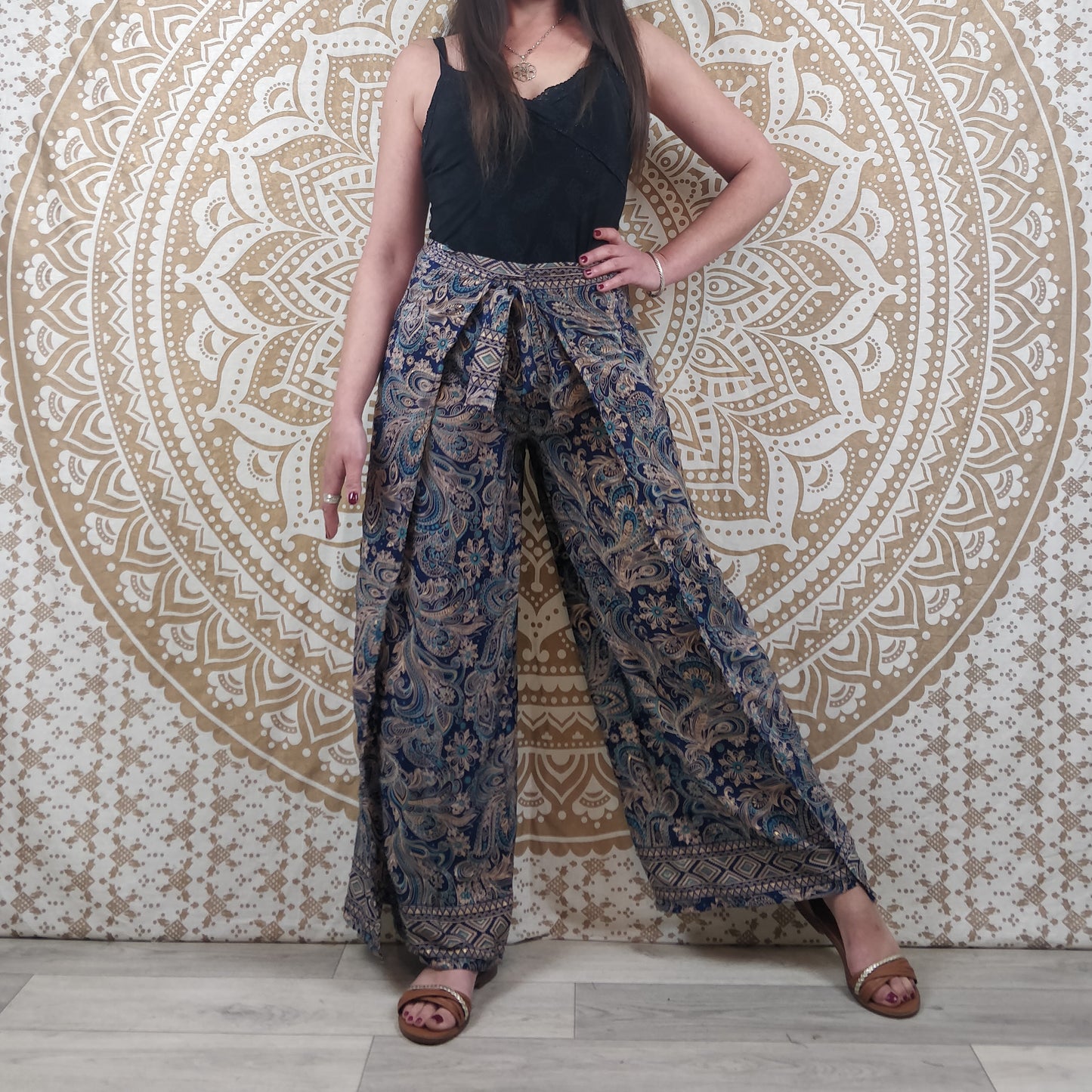 Pantalon thaï femme Moyana en soie indienne. Pantalon portefeuille bohème. Imprimé paisley bleu avec insections or.