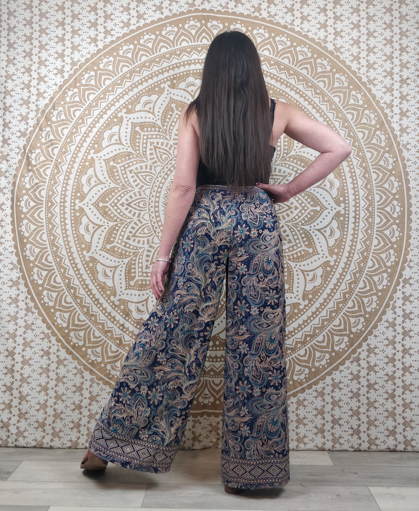 Pantalon thaï femme Moyana en soie indienne. Pantalon portefeuille bohème. Imprimé paisley bleu avec insections or.