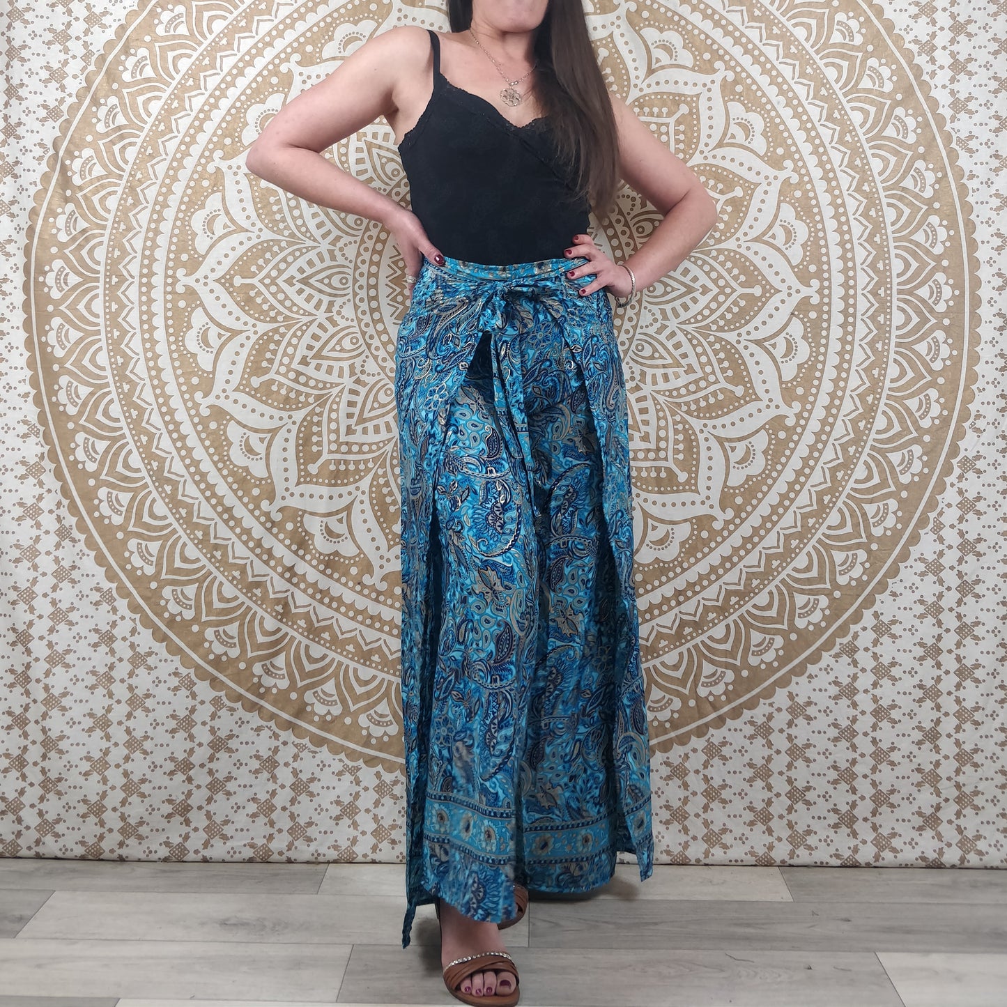 Pantalon thaï femme Moyana en soie indienne. Pantalon portefeuille bohème. Imprimé paisley bleu avec insertions or.