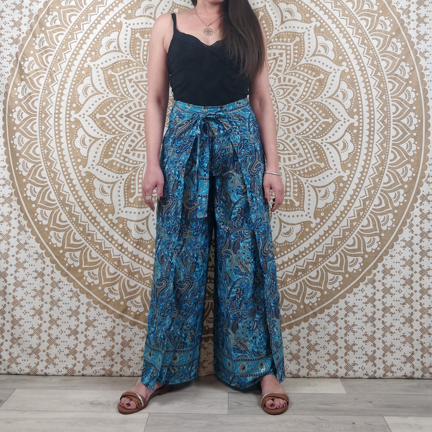 Pantalon thaï femme Moyana en soie indienne. Pantalon portefeuille bohème. Imprimé paisley bleu avec insertions or.