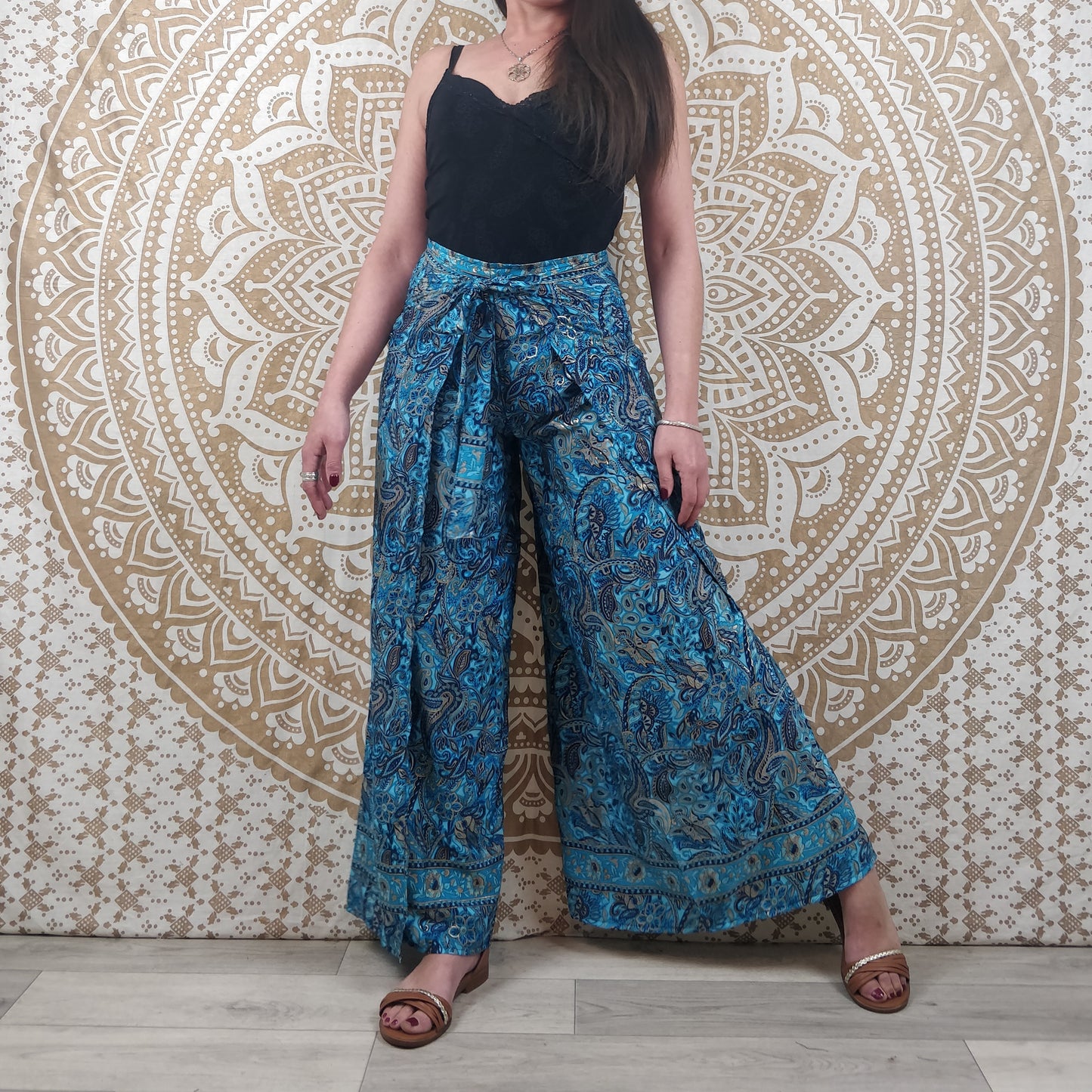 Pantalon thaï femme Moyana en soie indienne. Pantalon portefeuille bohème. Imprimé paisley bleu avec insertions or.