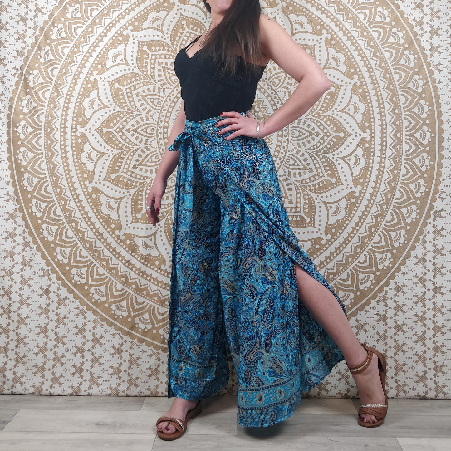 Pantalon thaï femme Moyana en soie indienne. Pantalon portefeuille bohème. Imprimé paisley bleu avec insertions or.