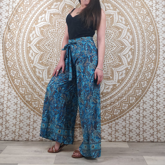 Pantalon thaï femme Moyana en soie indienne. Pantalon portefeuille bohème. Imprimé paisley bleu avec insertions or.