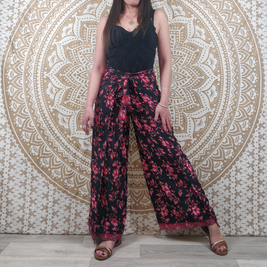 Pantalon thaï femme Moyana en soie indienne. Pantalon portefeuille bohème. Imprimé fleuri rouge et noir.