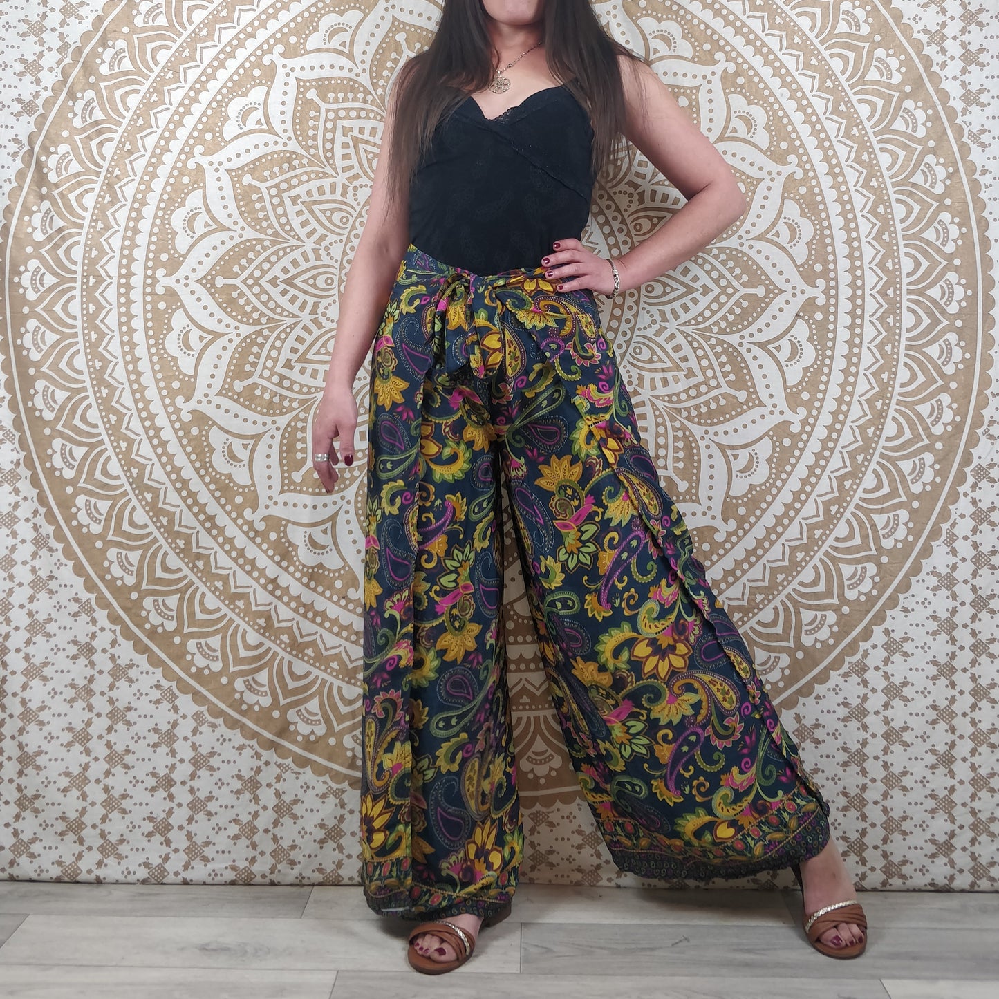 Pantalon thaï femme Moyana en soie indienne. Pantalon portefeuille bohème. Imprimé fleuri multicolore.