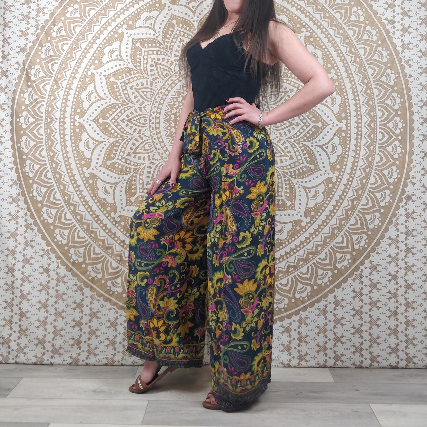 Pantalon thaï femme Moyana en soie indienne. Pantalon portefeuille bohème. Imprimé fleuri multicolore.