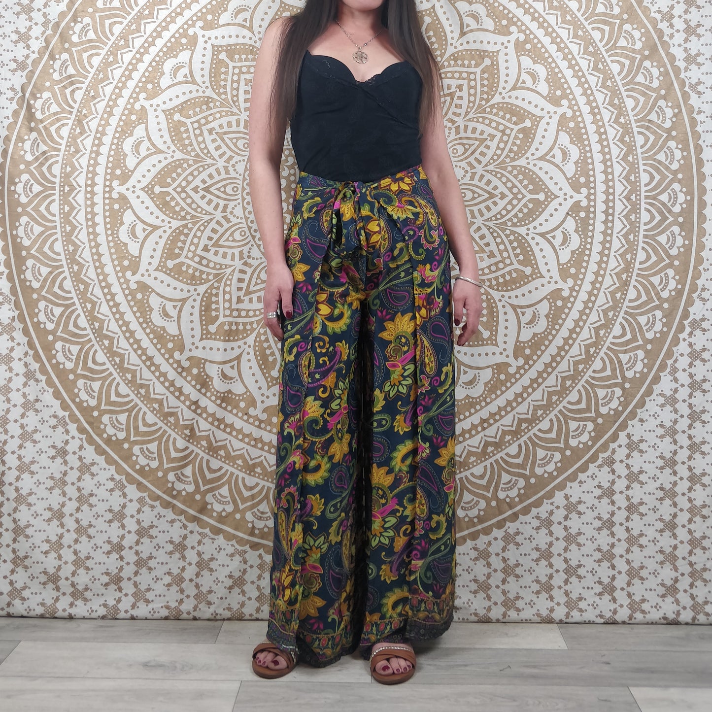 Pantalon thaï femme Moyana en soie indienne. Pantalon portefeuille bohème. Imprimé fleuri multicolore.