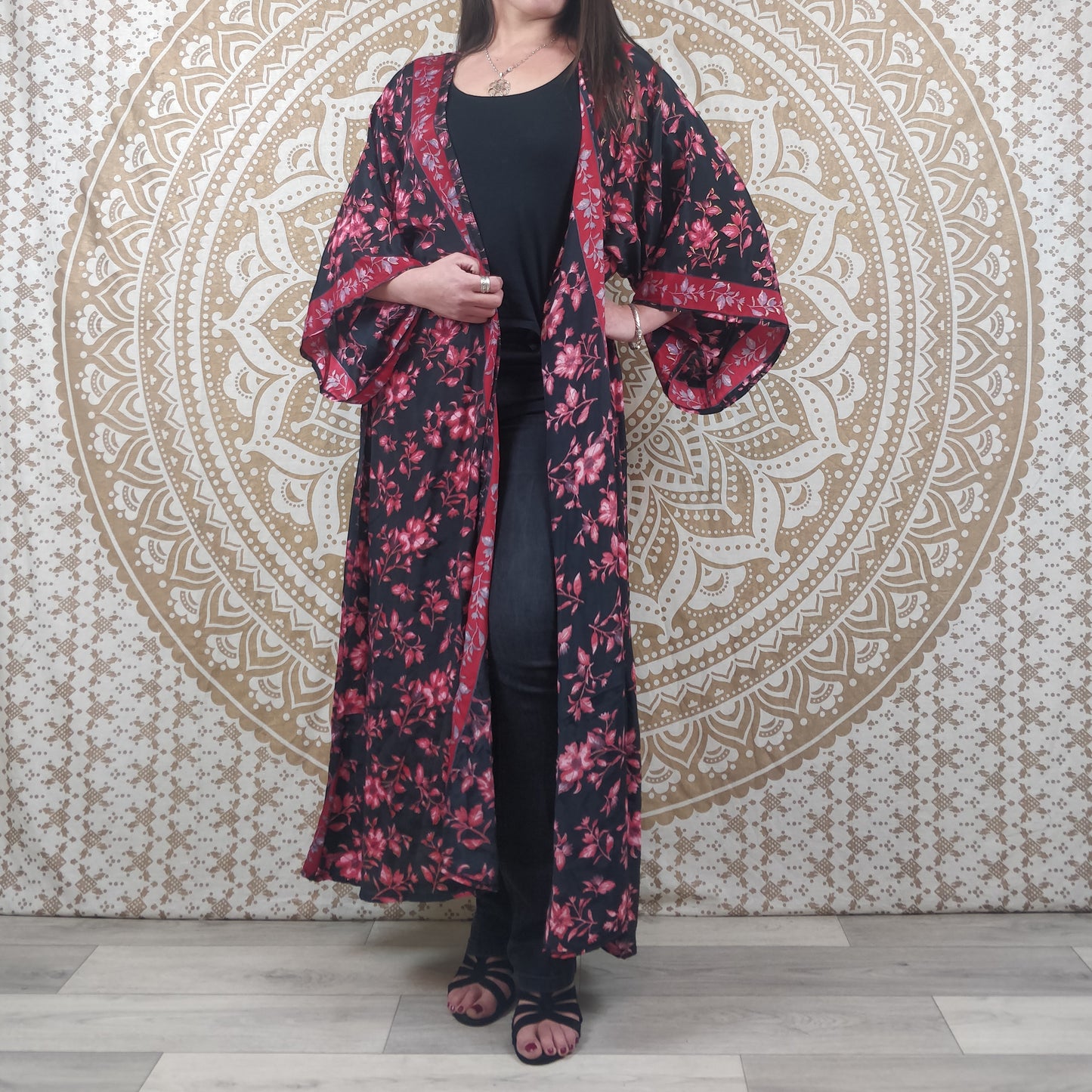 Kimono long femme Javeda en soie indienne. Kimono bohème manches amples. Imprimé fleuri rouge et noir avec insertions or.