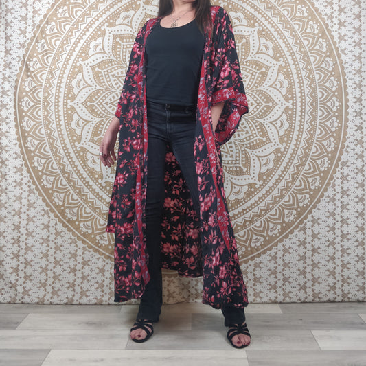 Kimono long femme Javeda en soie indienne. Kimono bohème manches amples. Imprimé fleuri rouge et noir avec insertions or.