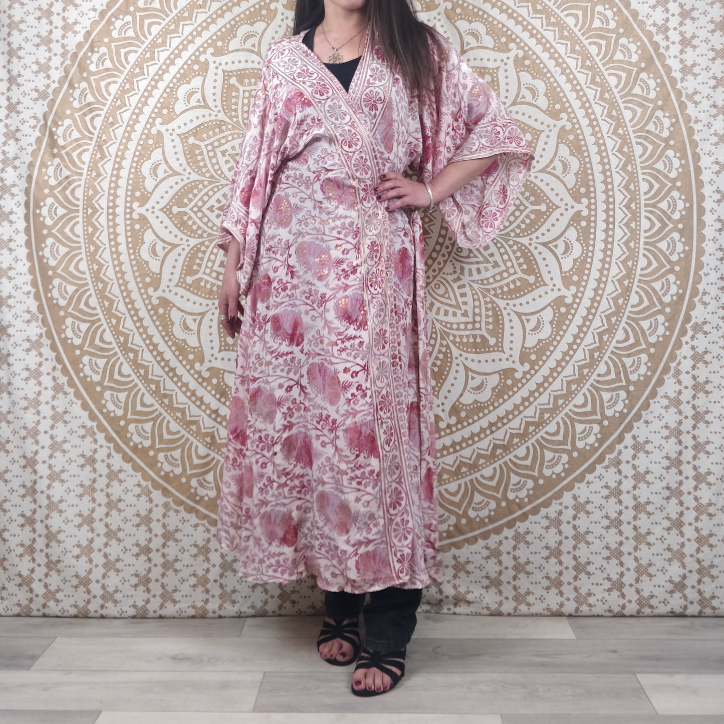 Kimono long femme Javeda en soie indienne. Kimono bohème manches amples. Imprimé fleuri rose et blanc avec insertions or.