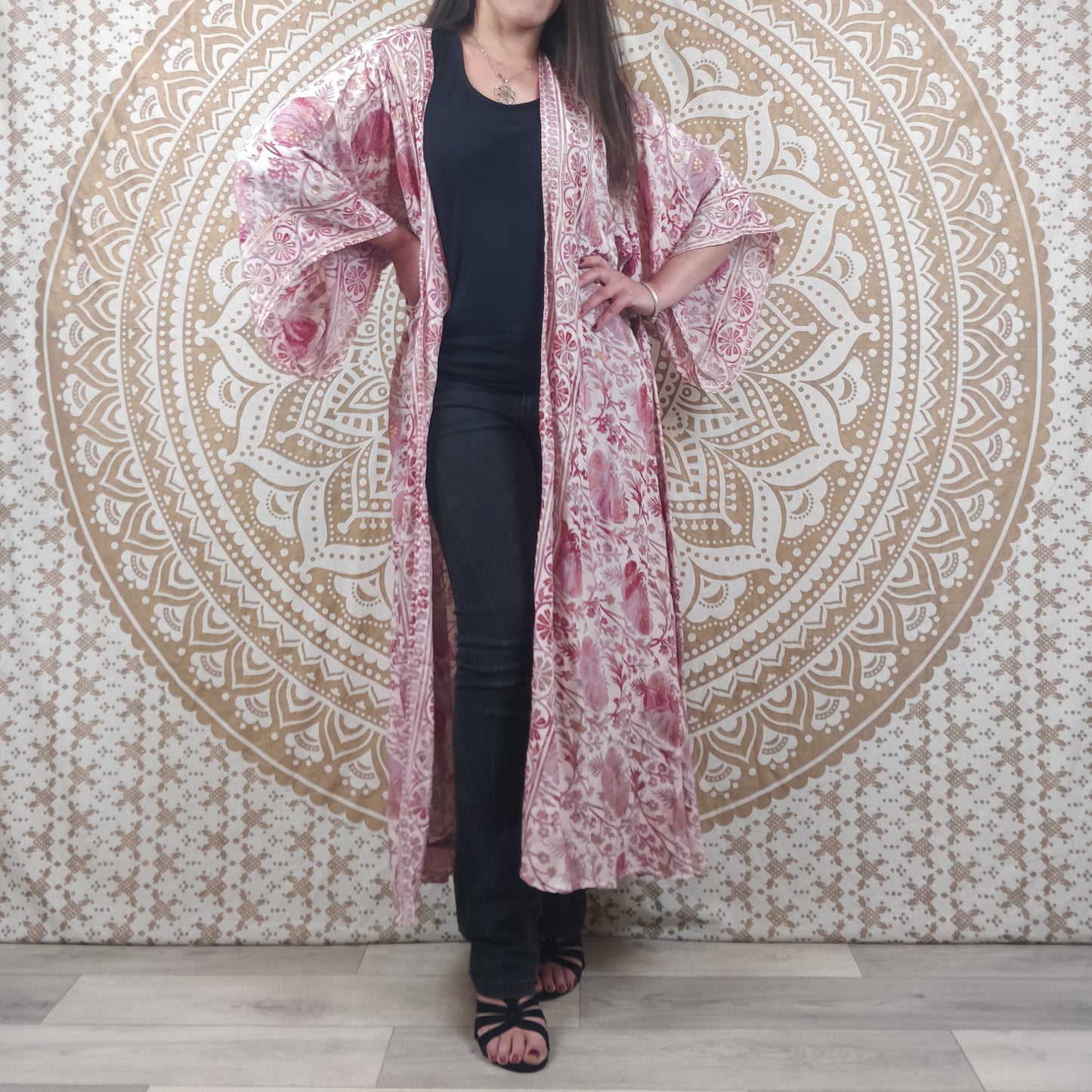 Kimono long femme Javeda en soie indienne. Kimono bohème manches amples. Imprimé fleuri rose et blanc avec insertions or.