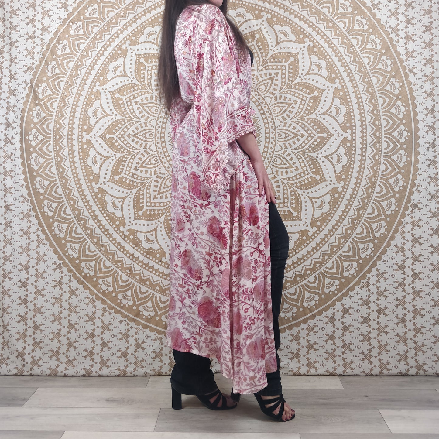 Kimono long femme Javeda en soie indienne. Kimono bohème manches amples. Imprimé fleuri rose et blanc avec insertions or.