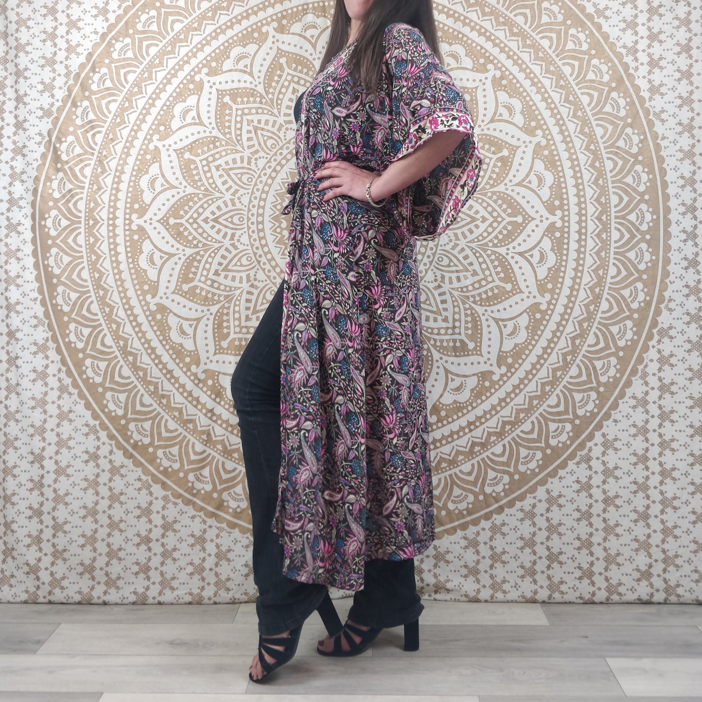 Kimono long femme Javeda en soie indienne. Kimono bohème manches amples. Imprimé paisley violet.