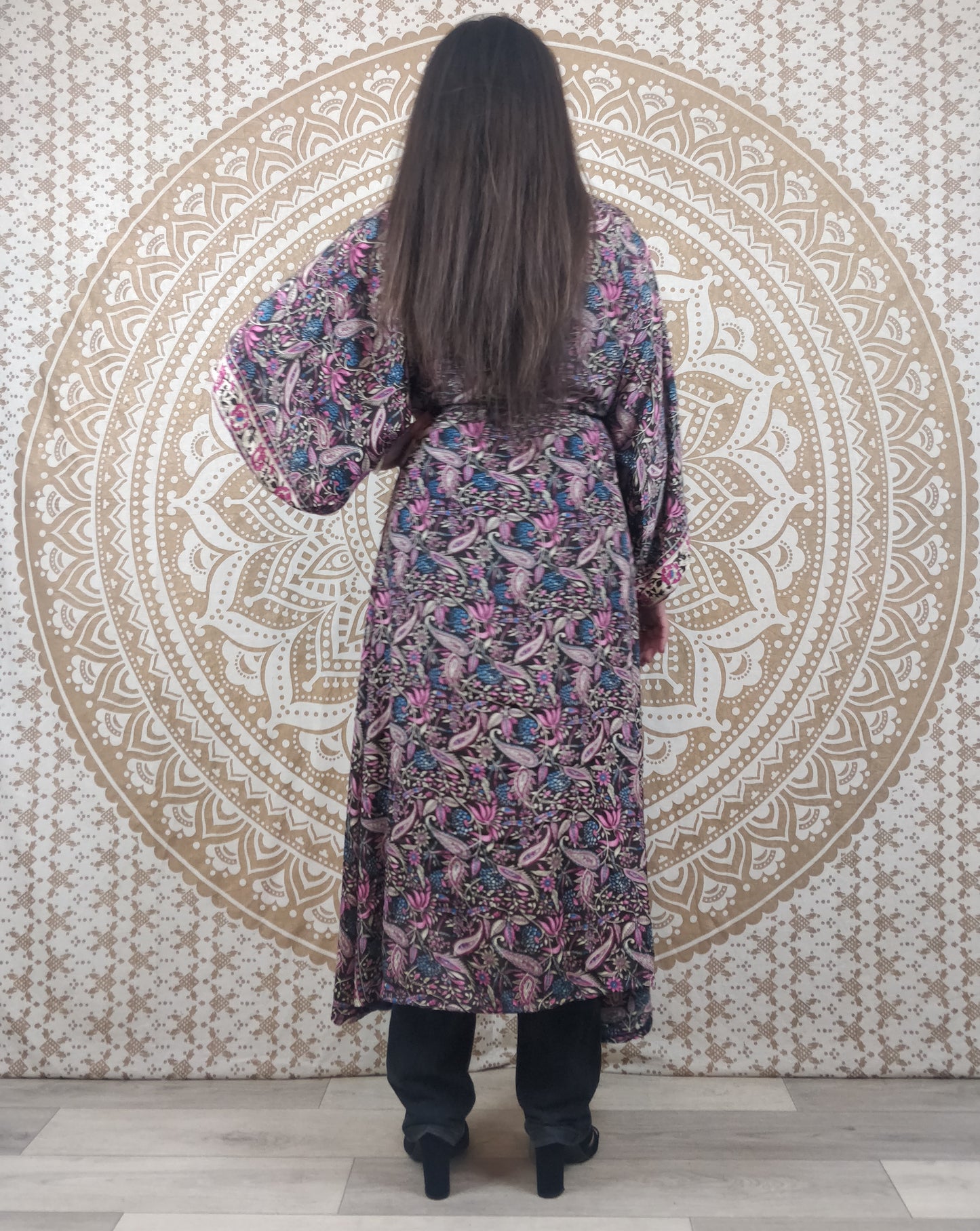 Kimono long femme Javeda en soie indienne. Kimono bohème manches amples. Imprimé paisley violet.