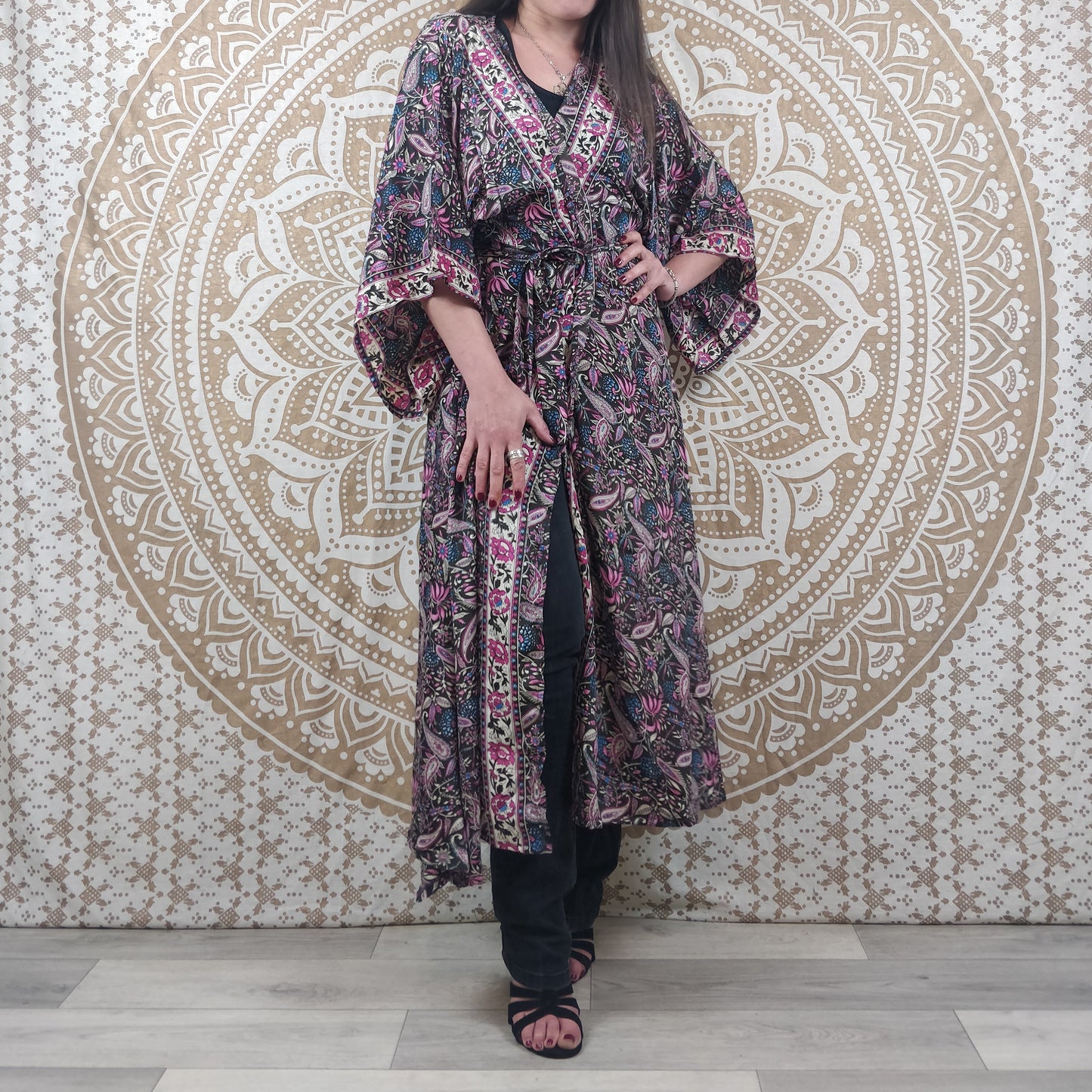 Kimono long femme Javeda en soie indienne. Kimono bohème manches amples. Imprimé paisley violet.