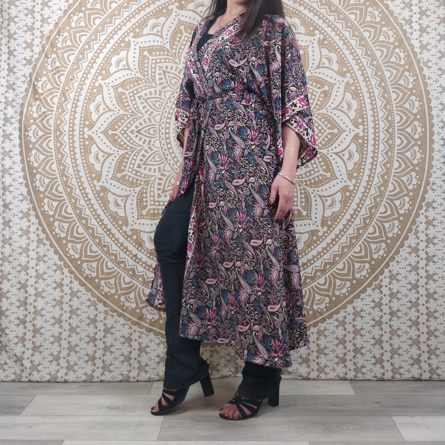 Kimono long femme Javeda en soie indienne. Kimono bohème manches amples. Imprimé paisley violet.