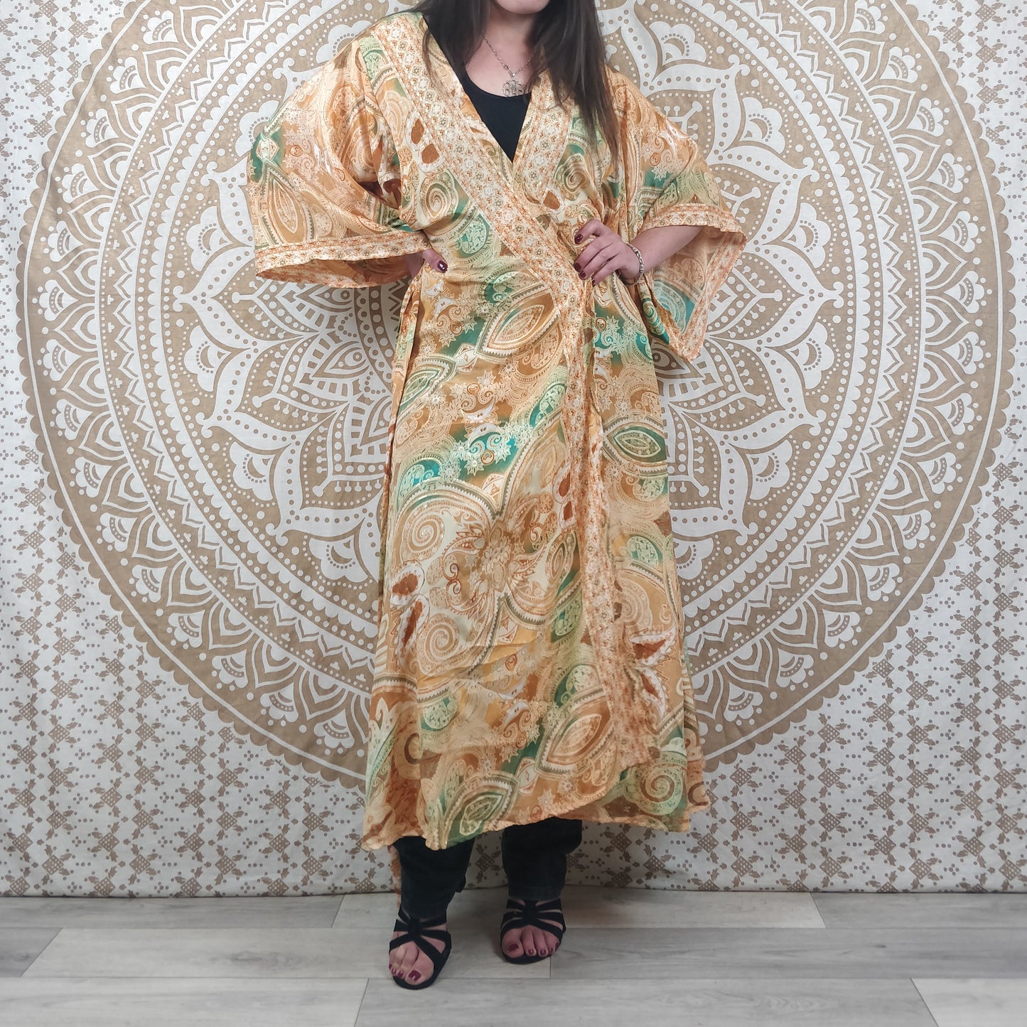 Kimono long femme Javeda en soie indienne. Kimono bohème manches amples. Imprimé paisley orange et vert avec insertions or.