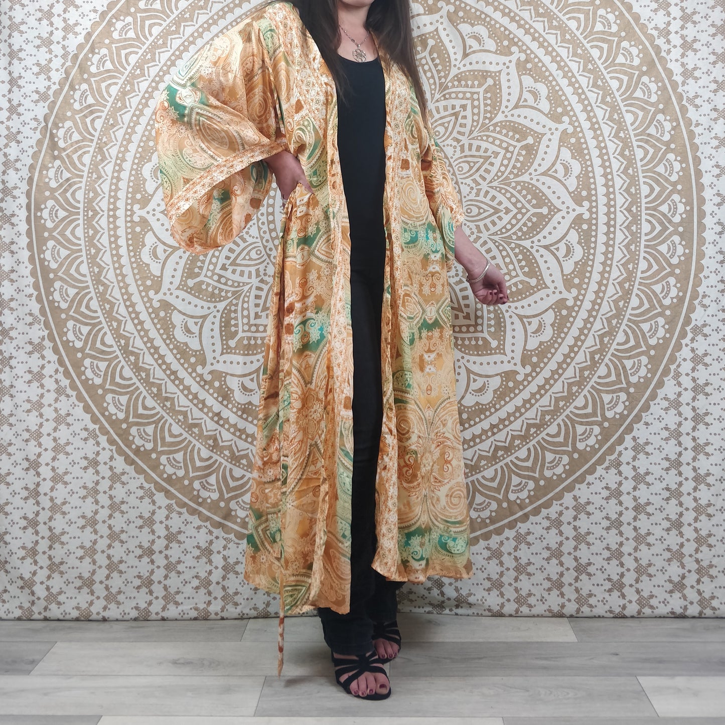 Kimono long femme Javeda en soie indienne. Kimono bohème manches amples. Imprimé paisley orange et vert avec insertions or.