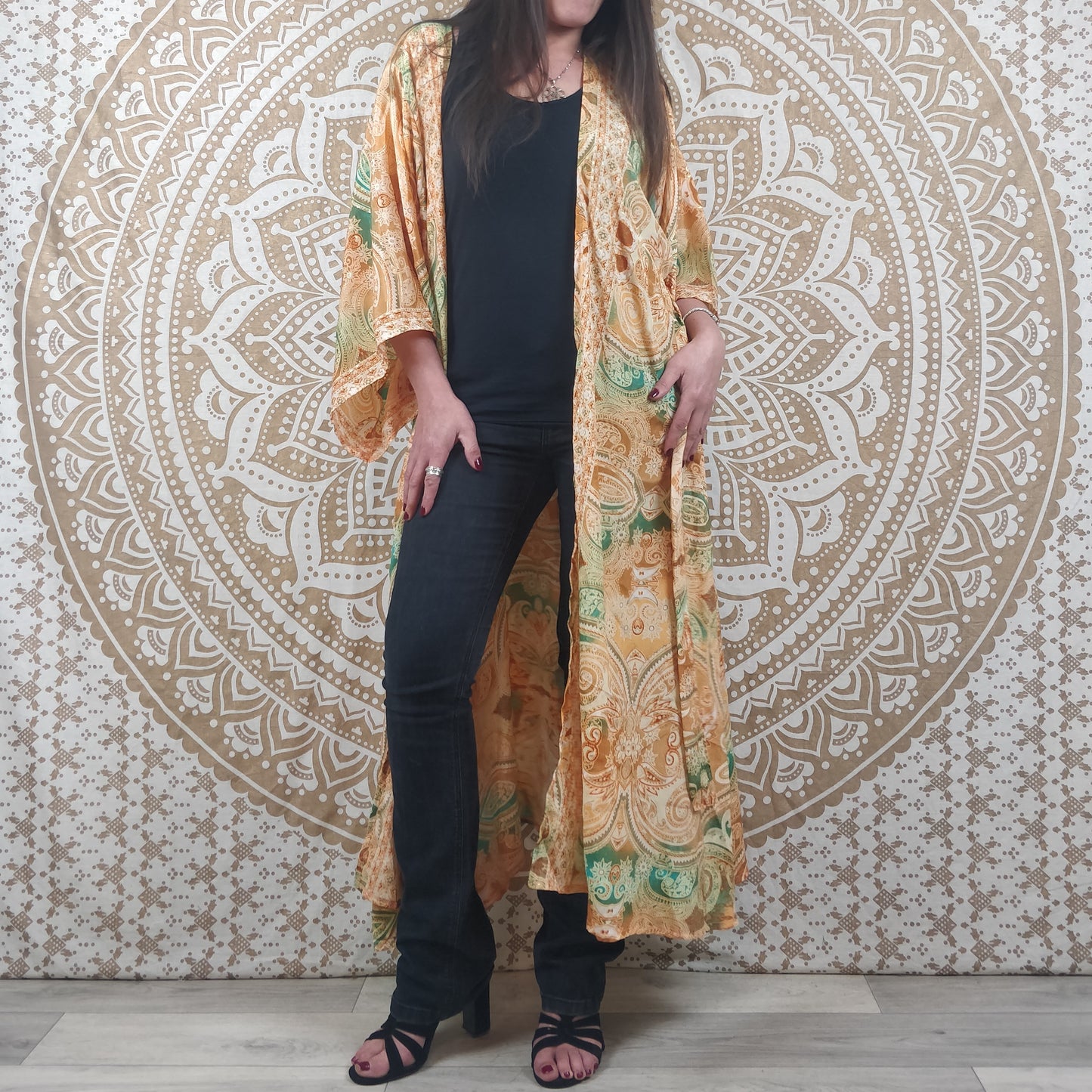 Kimono long femme Javeda en soie indienne. Kimono bohème manches amples. Imprimé paisley orange et vert avec insertions or.