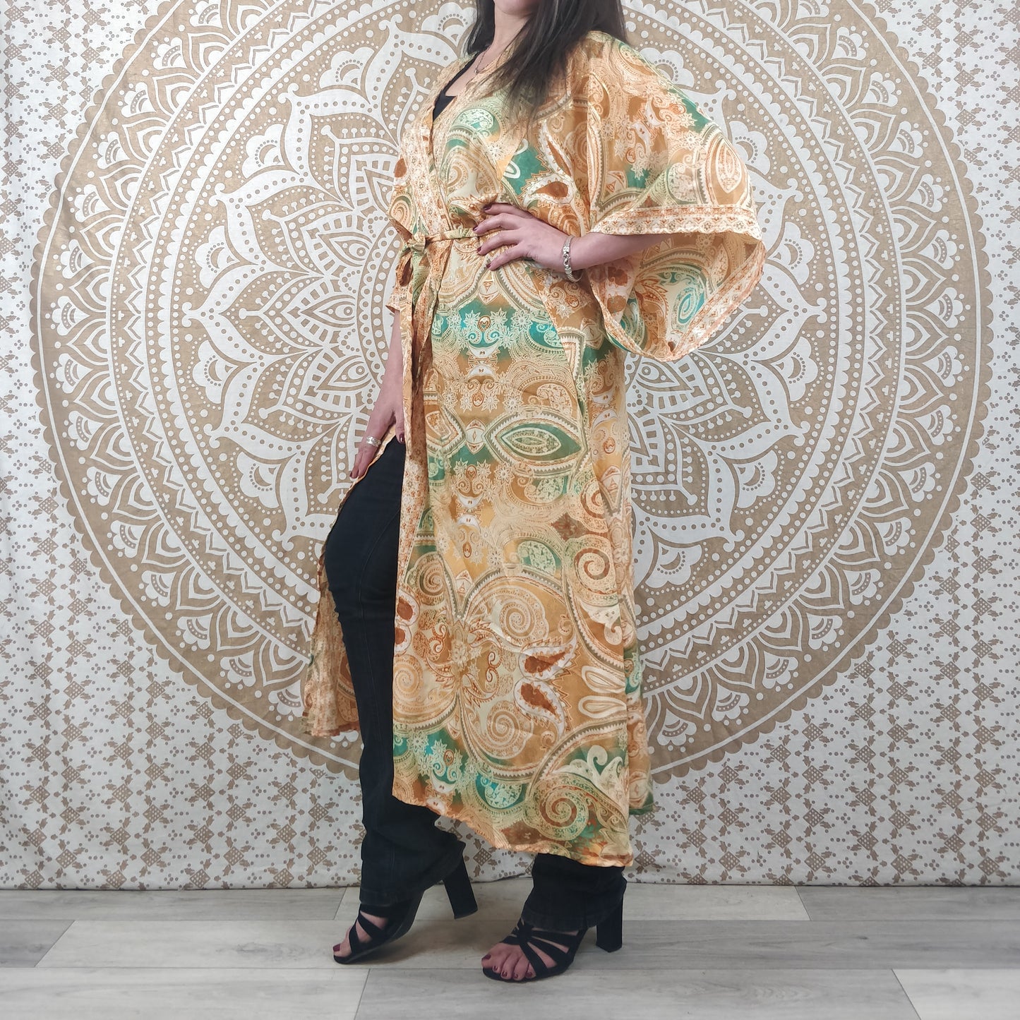 Kimono long femme Javeda en soie indienne. Kimono bohème manches amples. Imprimé paisley orange et vert avec insertions or.