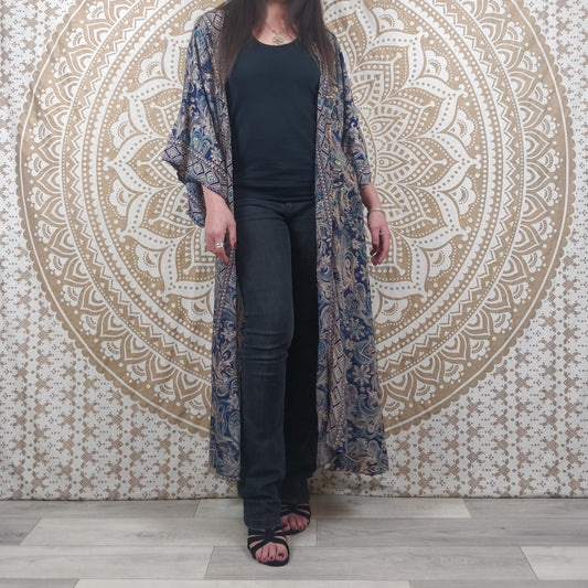 Kimono long femme Javeda en soie indienne. Kimono bohème manches amples. Imprimé paisley bleu avec insertions or.