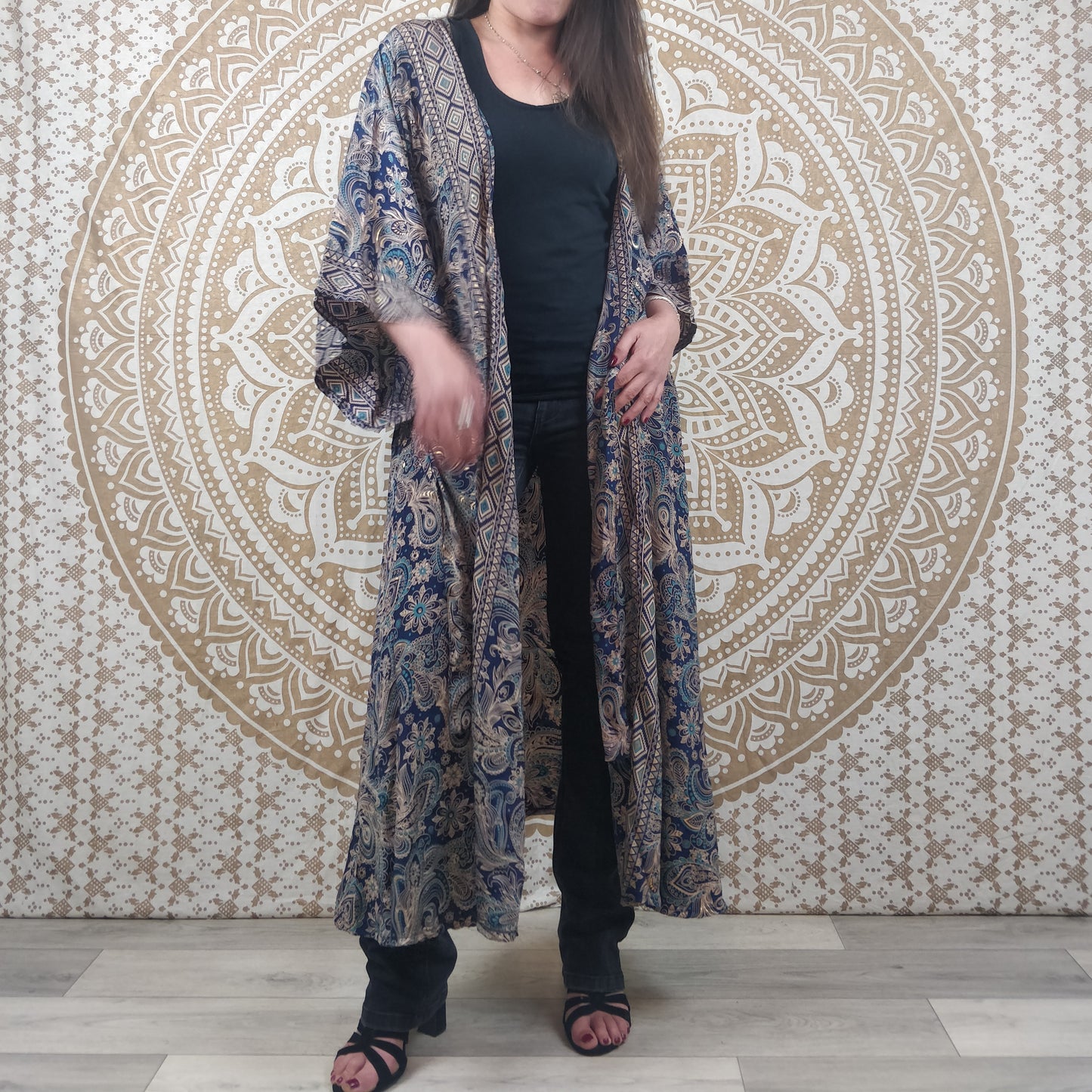 Kimono long femme Javeda en soie indienne. Kimono bohème manches amples. Imprimé paisley bleu avec insertions or.