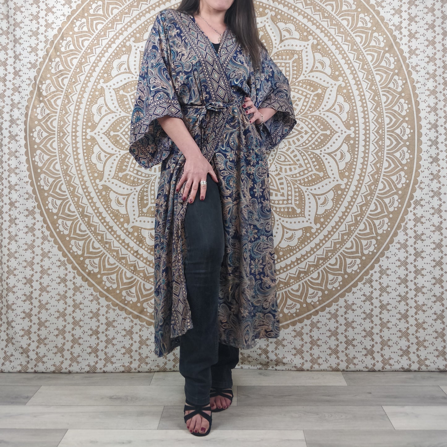 Kimono long femme Javeda en soie indienne. Kimono bohème manches amples. Imprimé paisley bleu avec insertions or.