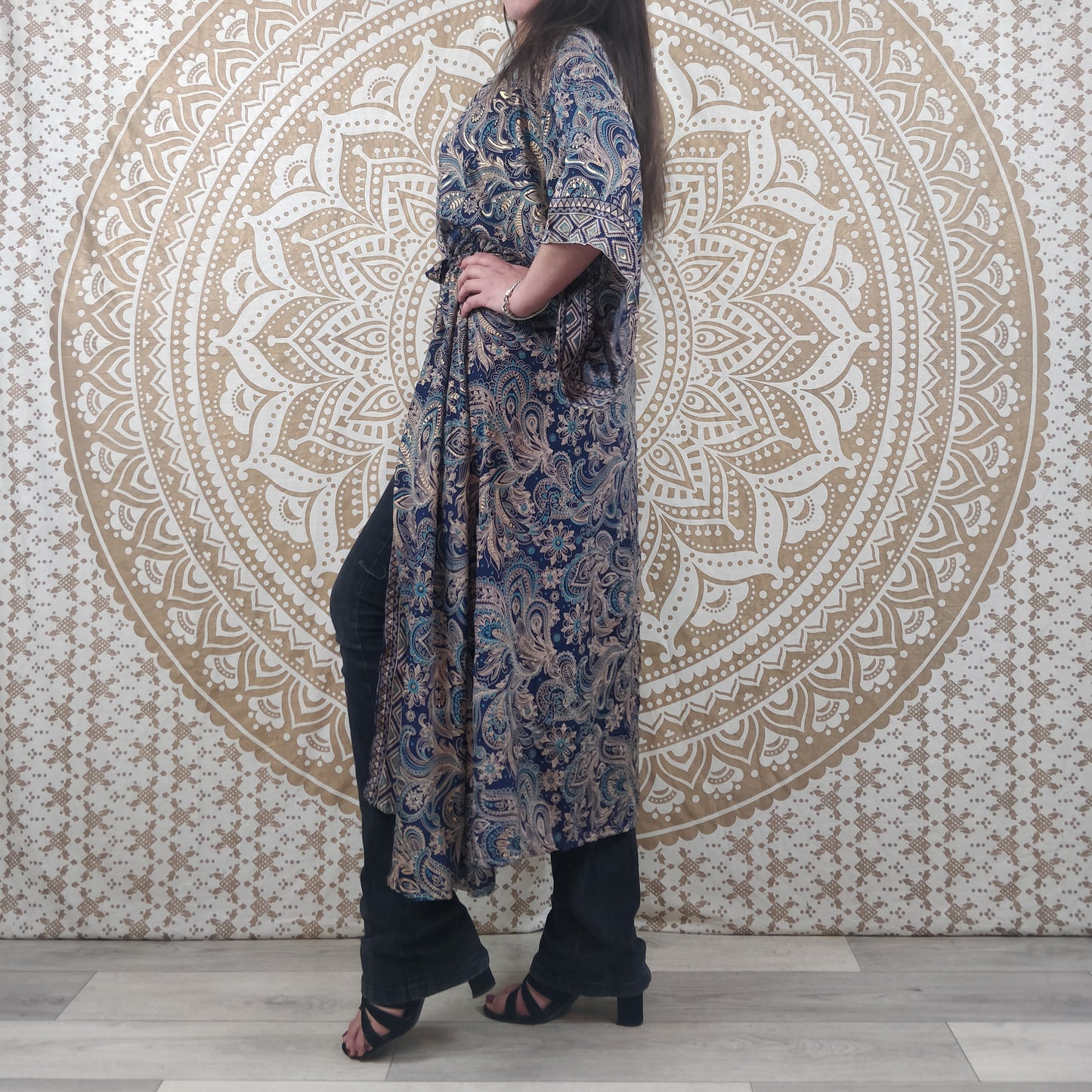 Kimono long femme Javeda en soie indienne. Kimono bohème manches amples. Imprimé paisley bleu avec insertions or.